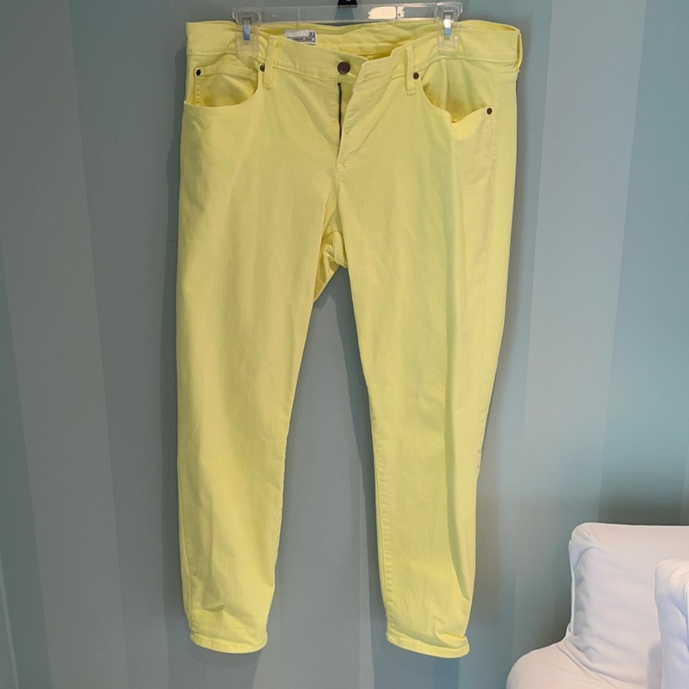 Yellow gap legging Jean size 32
